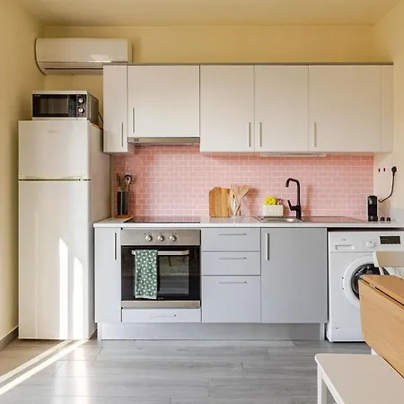 Stylish In Finikoudes 300m From The * Larnaca
