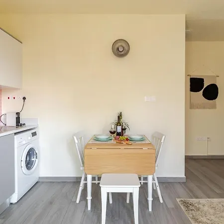Apartment Stylish In Finikoudes 300m From The Larnaca
